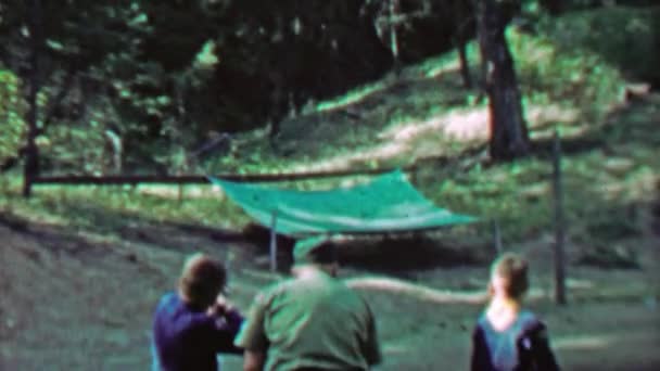 Boy scouts objetivos de tiro al aire libre — Vídeo de stock