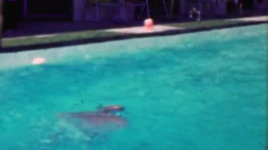 adam atlama tahtasından motel yüzme havuzunda