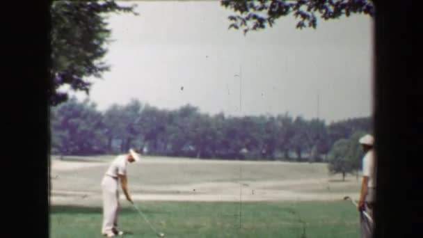 Hombre conducir pelota de golf como amigos reloj — Vídeos de Stock