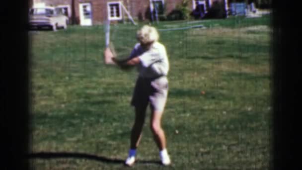 女子高尔夫球挥杆分析课练习 — 图库视频影像