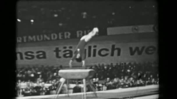 Larisa Latynina på 16: e Världsmästerskapen i artistisk gymnastik — Stockvideo
