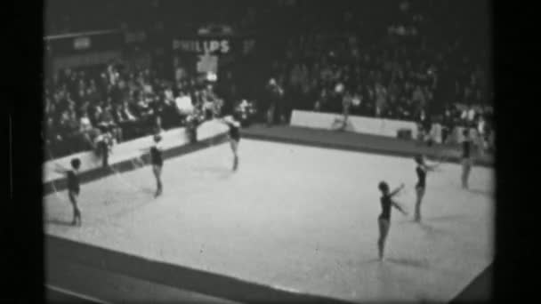Tsjekkoslovakias lag hula hoop mot konkurranse – stockvideo
