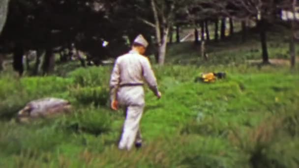 Militaire soldaat wandelen in het park — Stockvideo