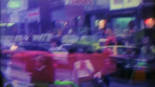 Рождественский парад в маленьком центре города — стоковое видео