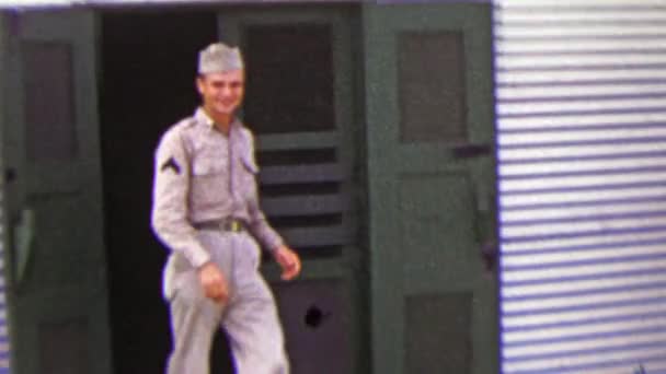 Bărbat militar care părăsește Army Services Club în timpul călătoriei R & R — Videoclip de stoc