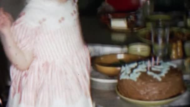 Дівчина видування торт до дня народження свічок — стокове відео