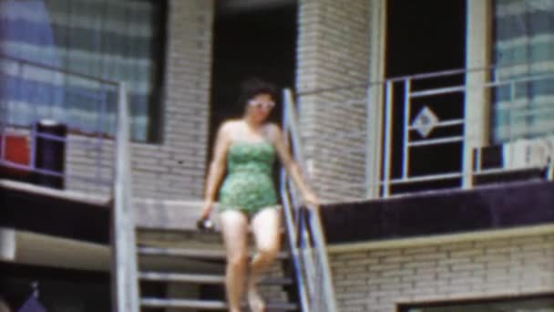 Frau läuft auf Hoteltreppe zum Schwimmbad — Stockvideo