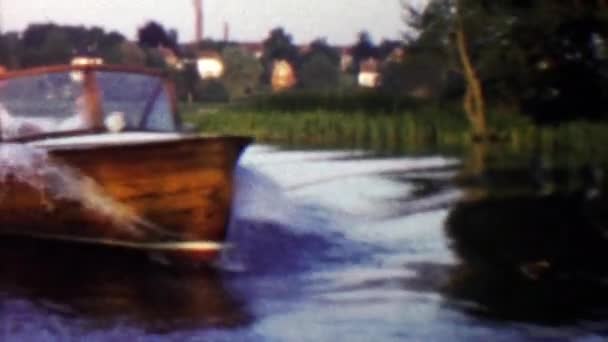 Båt cruising danska vattenvägar — Stockvideo