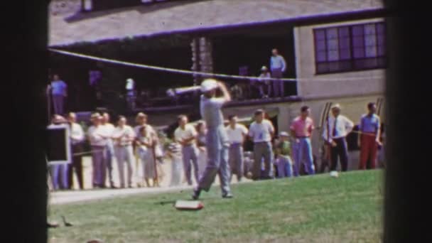 Torneio de golfe tees off no primeiro buraco no clubhouse — Vídeo de Stock