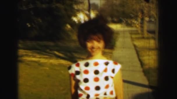 Adolescente avec les cheveux frisés perm — Video