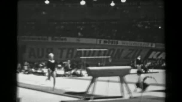 Věra Caslavská na 16. mistrovství světa v umělecké gymnastice — Stock video