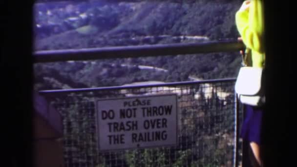 Non gettare spazzatura oltre cartello ferroviario sulle colline di Hollywood — Video Stock