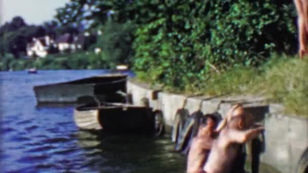 Mannen klimmen uit de Thames River — Stockvideo