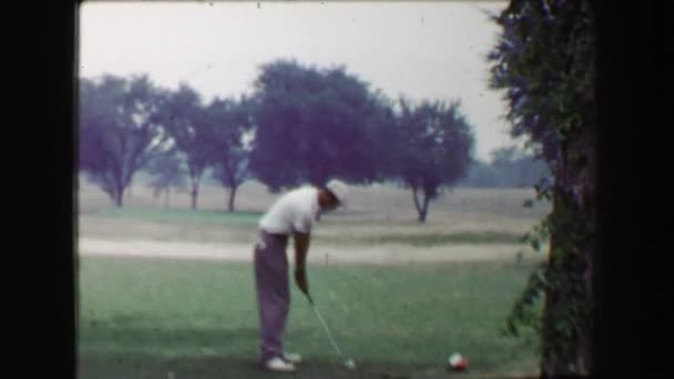 Golfiści tee off z żelaza club — Wideo stockowe