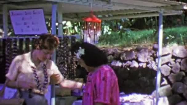 Turistické žena s havajských Lei Kukui Nut od nativního obchodníka — Stock video