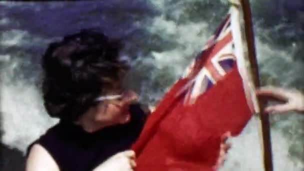 Vrouwen Uk vlag varen aan boord van schip — Stockvideo