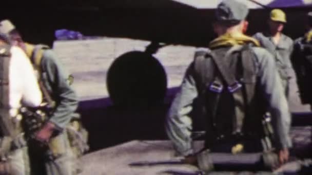 Soldaten bereiten sich auf die Flucht vor — Stockvideo