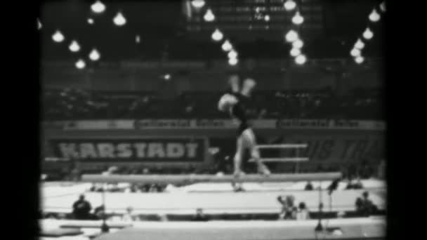 Vera Caslavska στο 16th παγκόσμιο πρωτάθλημα καλλιτεχνικής γυμναστικής — Αρχείο Βίντεο