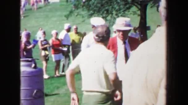 Golfista saludado por el fan durante el partido del torneo — Vídeo de stock