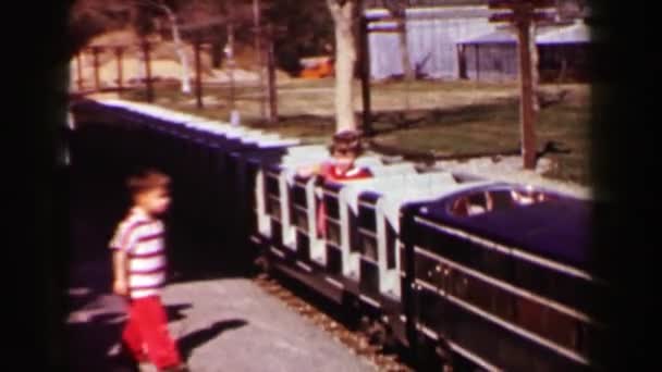 Ferrocarril tren toma chica y mamá alrededor de parque — Vídeo de stock