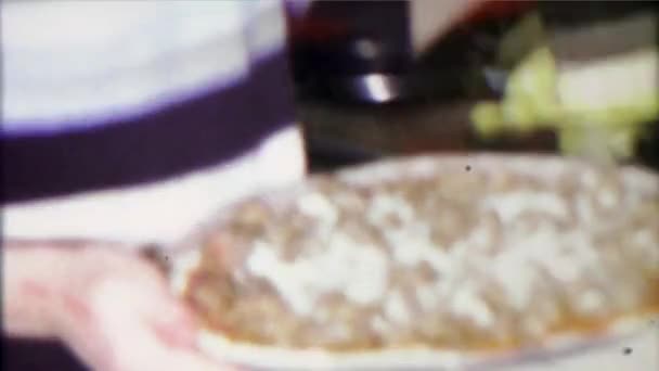 Nastolatek, co ponad gotowane pizza z kiełbasą — Wideo stockowe