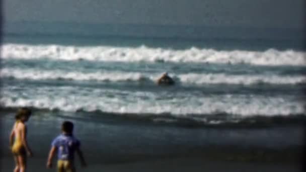 Chica en flotante nadar en las olas — Vídeos de Stock