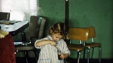 Sabun köpüğü üfleyen kız 