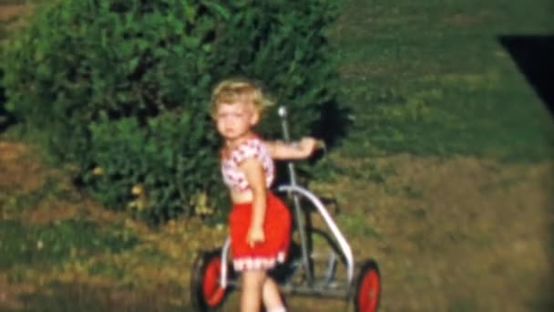 Toddler girl exploring golf cart — Stock Video