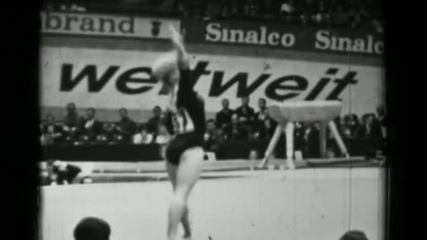 Vera Caslavska på 16. konstnärlig gymnastik världsmästerskap — Stockvideo