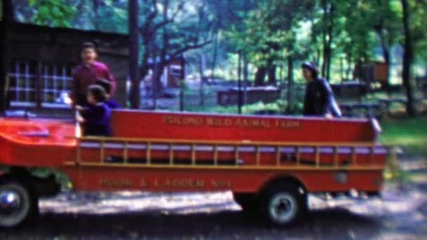 Αγρόκτημα γάντζο και σκάλα φωτιά φορτηγό βόλτα με τα παιδιά — Αρχείο Βίντεο