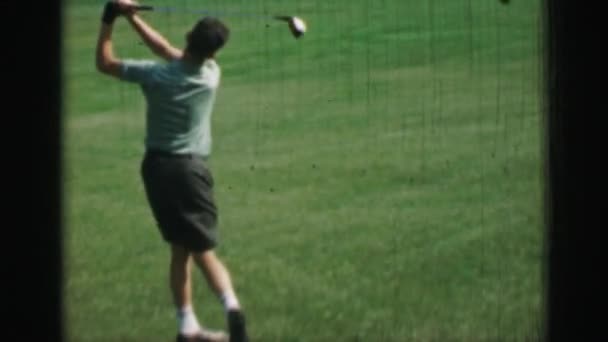 Junge schlägt Golfbälle — Stockvideo