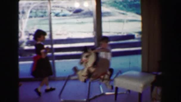 男の子と女の子のおもちゃロッキング馬 — ストック動画