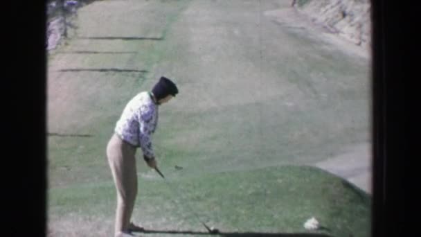 Mujer golfista juega en el campo de golf — Vídeo de stock