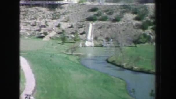 高尔夫球场由大家园的保留池塘排列 — 图库视频影像