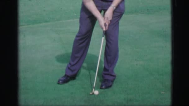 Человек кладет мячи для гольфа — стоковое видео