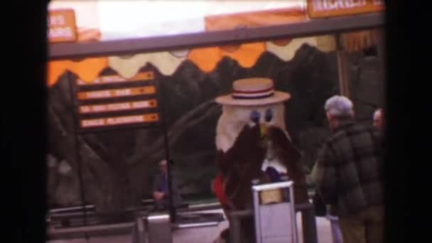 吉祥物的问候游客在入境时 — 图库视频影像