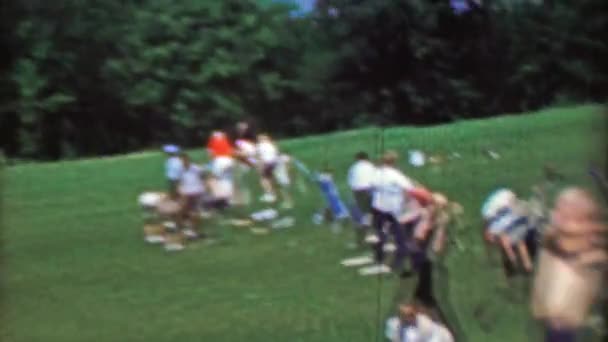 Golf pojkar slå bollar — Stockvideo