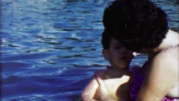 Mamma e figlio giocare nel lago — Video Stock