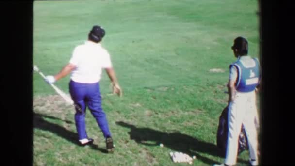 Lee Trevino sürüş aralığı uygulama golf topları — Stok video