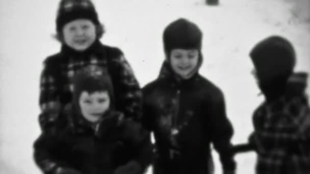 Kinder gebündelt für kaltes Wetter Winterschnee — Stockvideo