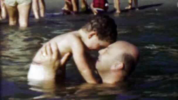 Papà e figlio legame in piscina spiaggia — Video Stock