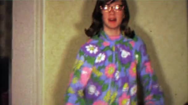 Teenage girl in hippy homemade clothes — Stock Video