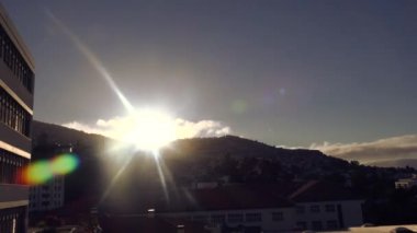 Gökyüzünde süzülen bulutlar