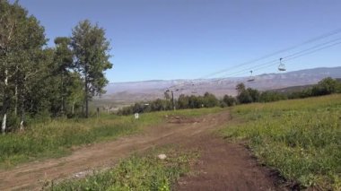 Dağları olan güzel bir manzara