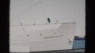 iskelede oturup bir gemi