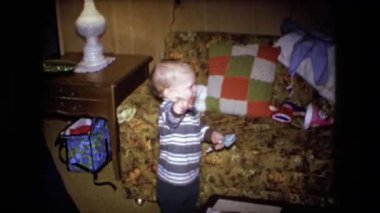 küçük çocuk kameraya dönük