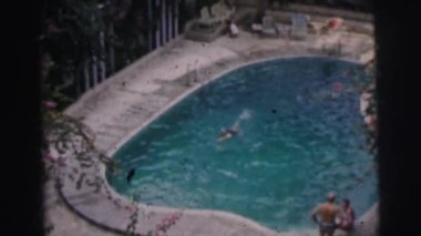 güzel bir in-yer havuzundaki Yüzme açmak