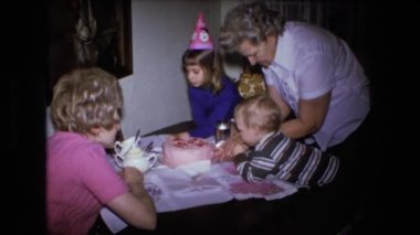  pembe pasta taşıyan bir çocuğun doğum günü partisi