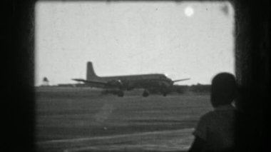 Çocuk izlerken pervane yolcu uçak