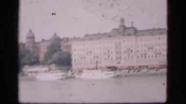 bir kıyı alanı boyunca yüksek binalar ile bir şehir